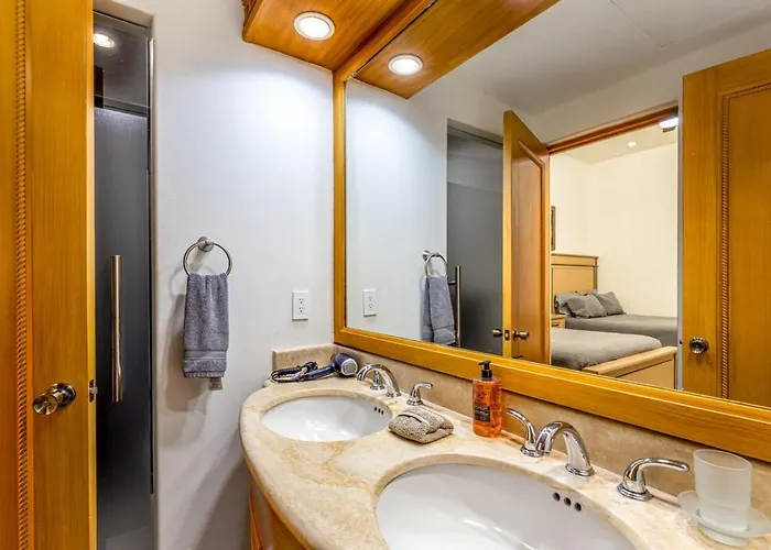 Beachfront Luxury W Pool Apartment *